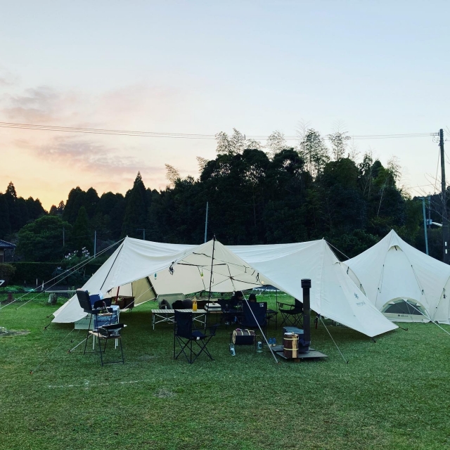 夕暮れのキャンプサイト