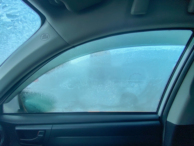 凍る車の窓ガラス