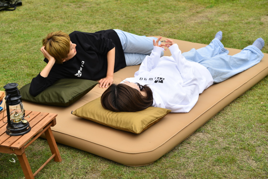 リラクシングキャンプマットダブルサイズに寝転ぶ2人の女性