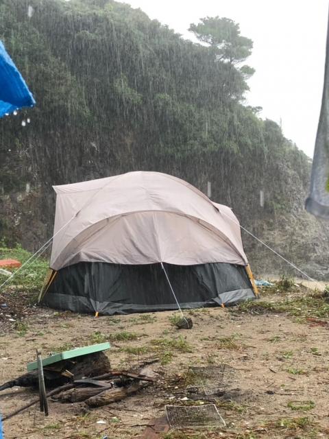 雨に打たれるテント