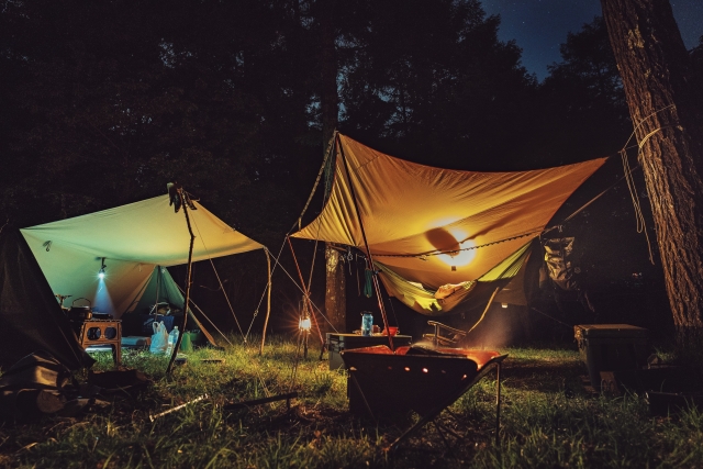 夜のキャンプ場とタープ