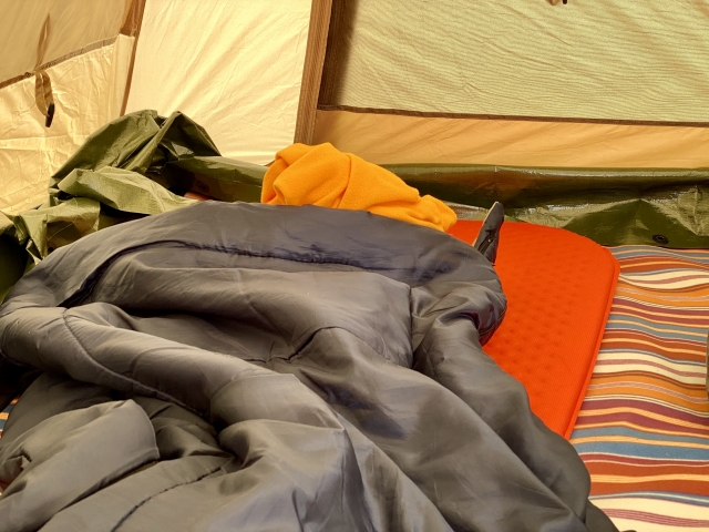 テント内に敷いた寝袋