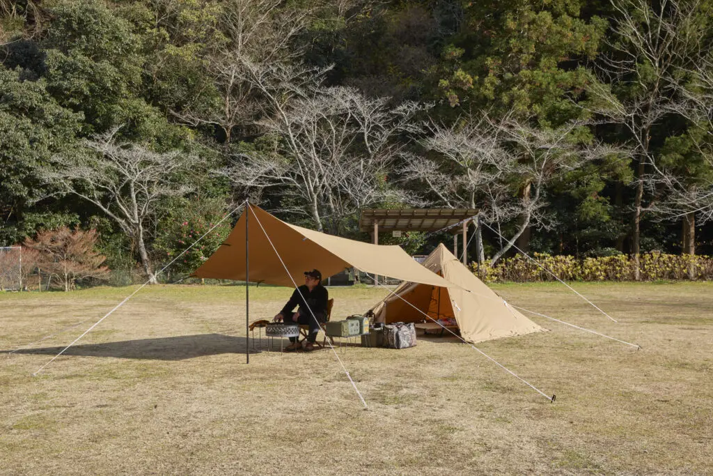 ワンポールテントとタープで小川張り｜張り方を画像付きで解説！ | アウトドア・キャンプに役立つアイテムや情報をお届けするWEBサイトーWAQ  OUTDOOR JOURNAL