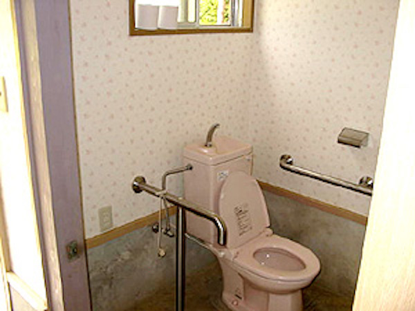 自然の森ファミリーオートキャンプ場のトイレ