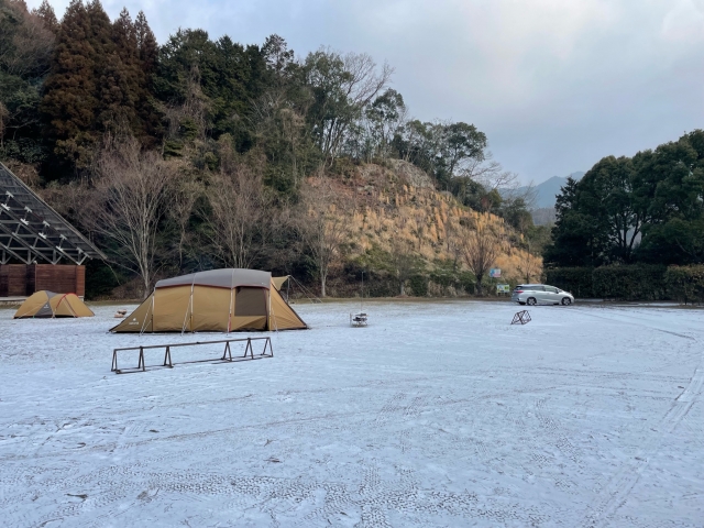 雪の積もった冬のキャンプ場