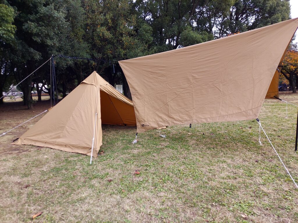 設営途中のテントとタープ