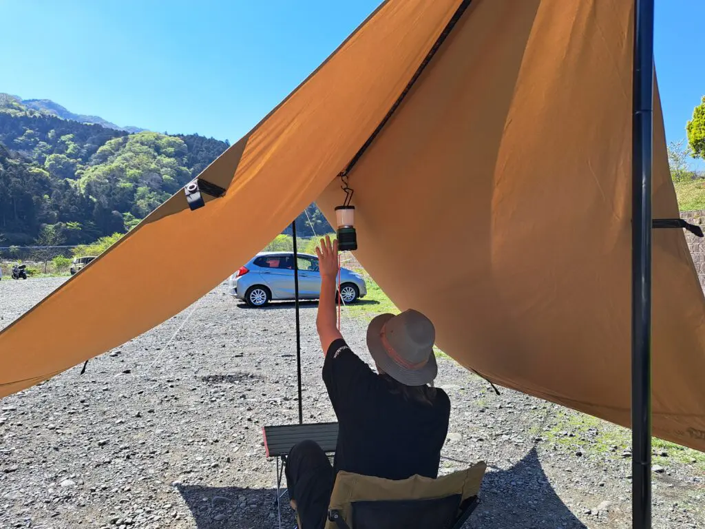 ヘキサタープにランタンをぶら下げる方法｜明るく快適なキャンプリビングで過ごそう | アウトドア・キャンプに役立つアイテムや情報をお届けするWEBサイトーWAQ  OUTDOOR JOURNAL