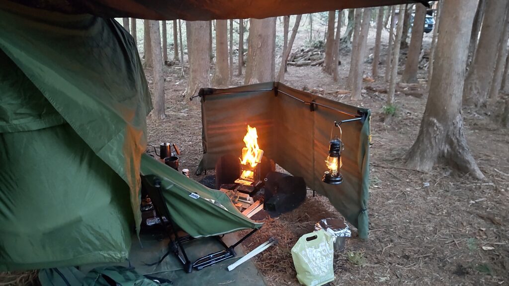 テント横での焚き火の画像