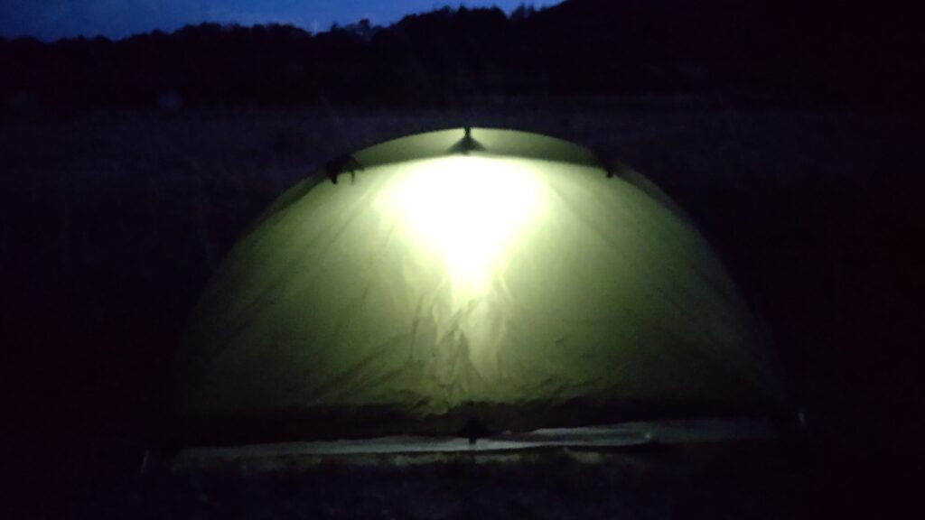 夜間に内側でLEDランタンを点灯したテントの様子