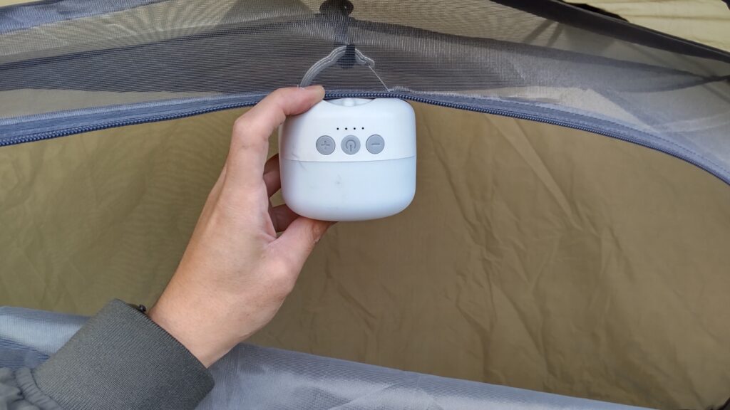 テントの中にLEDランタンを設置している様子