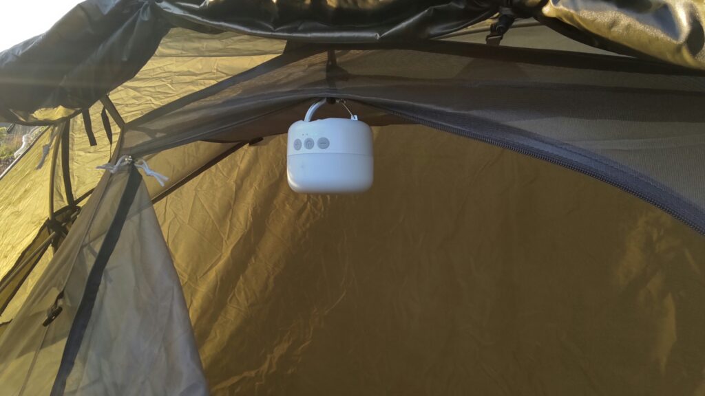 テントの上部に設置したランタン