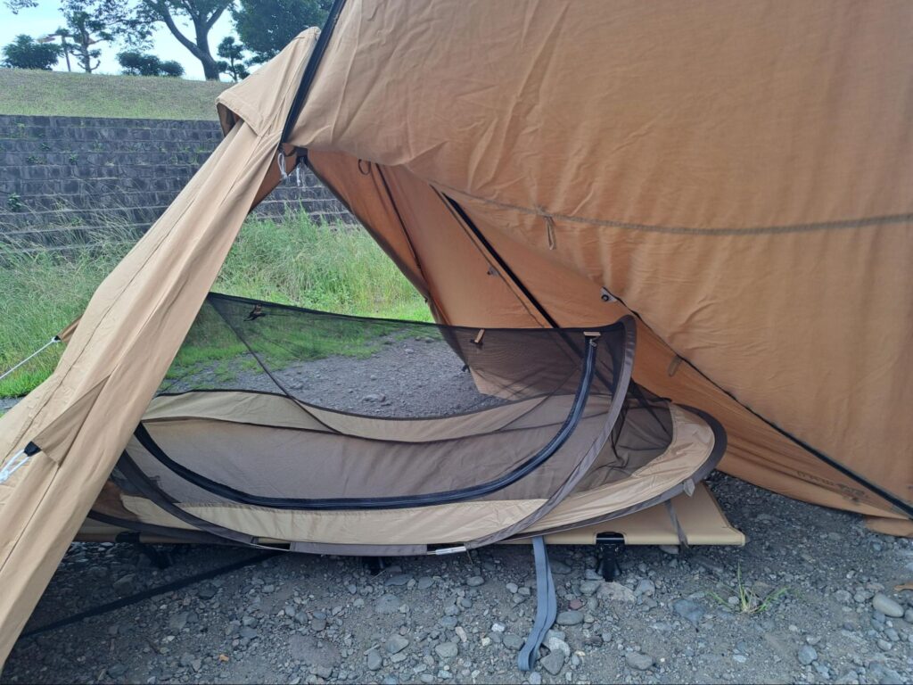 テントの内側にコットとメッシュテントを設置している様子
