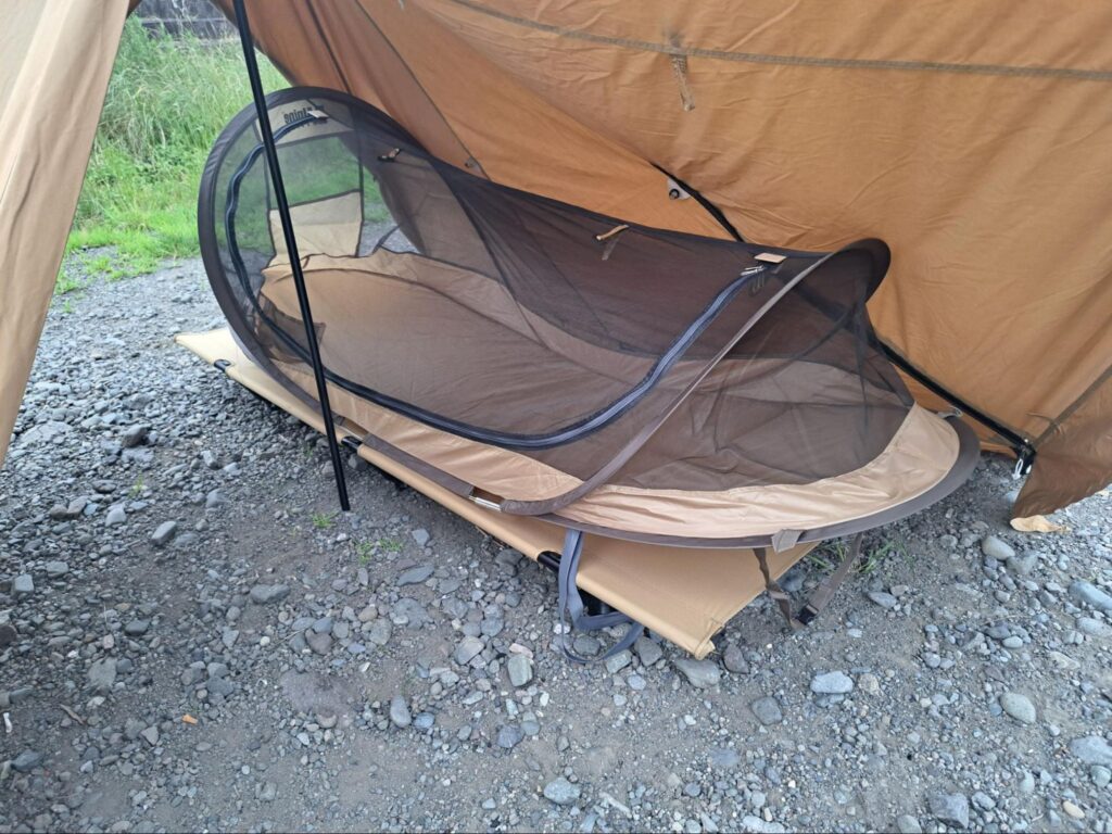 テントの中にコットとメッシュテントを設置している様子