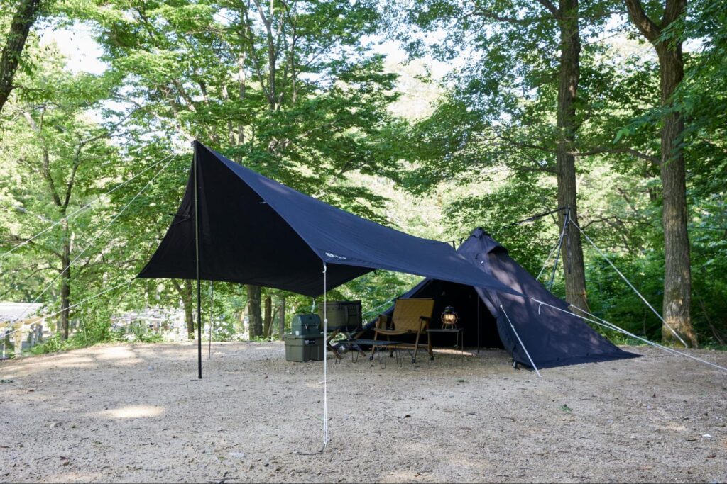 小川張りをしたテントとタープ