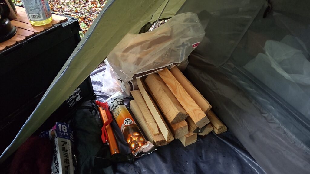 テントの中に置かれた薪