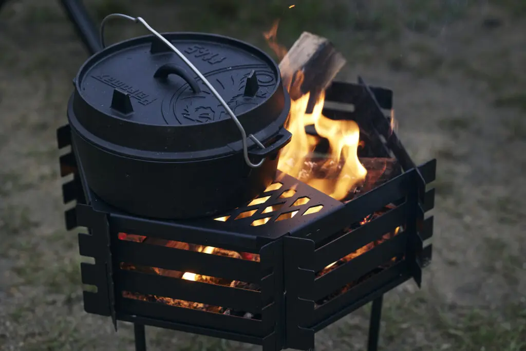 焚き火で焼き芋作り！ねっとり甘くなる作り方やコツ、注意点を紹介 | アウトドア・キャンプに役立つアイテムや情報をお届けするWEBサイトーWAQ  OUTDOOR JOURNAL