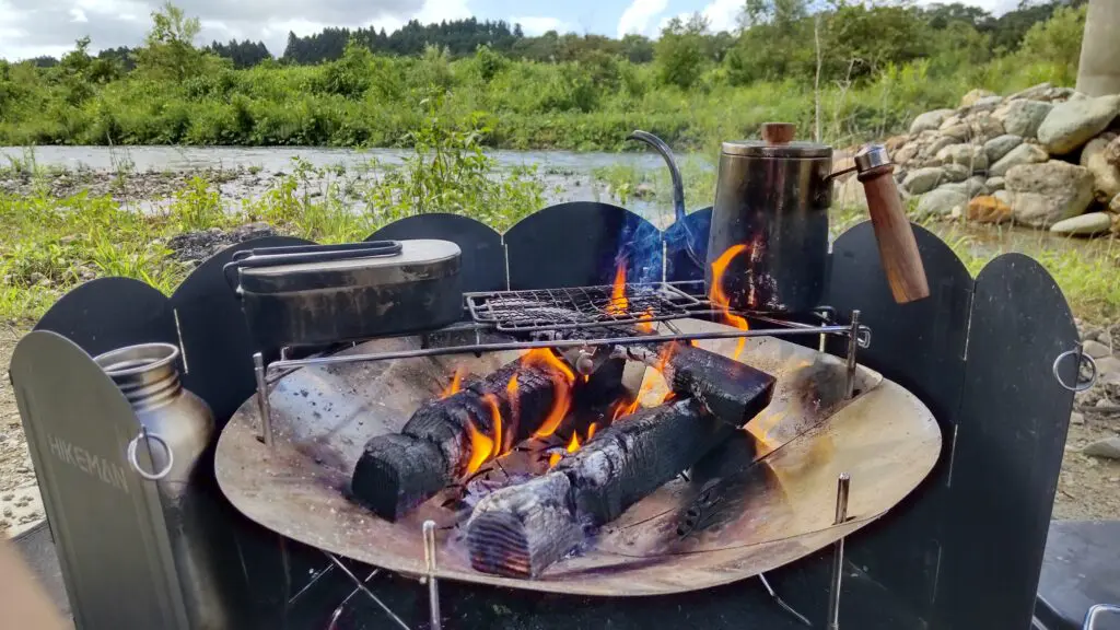 焚き火で焼き芋作り！ねっとり甘くなる作り方やコツ、注意点を紹介 | アウトドア・キャンプに役立つアイテムや情報をお届けするWEBサイトーWAQ  OUTDOOR JOURNAL