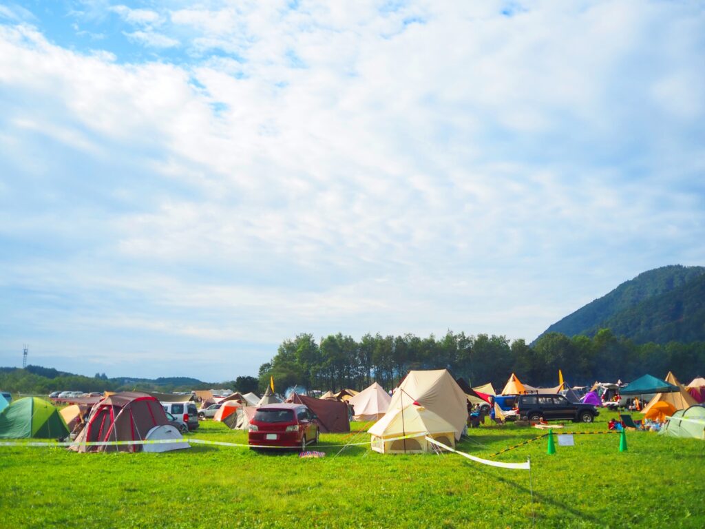 テントが並ぶキャンプ場の風景
