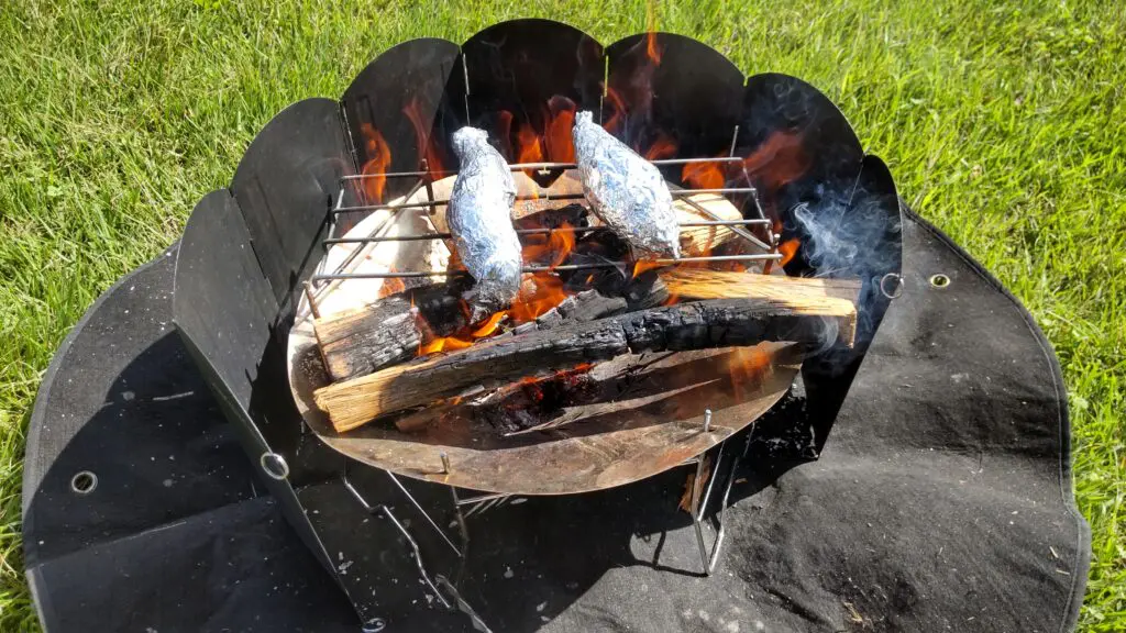 焚き火で焼き芋作り！ねっとり甘くなる作り方やコツ、注意点を紹介 | アウトドア・キャンプに役立つアイテムや情報をお届けするWEBサイトーWAQ  OUTDOOR JOURNAL