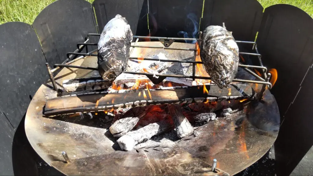 焚き火で焼き芋作り！ねっとり甘くなる作り方やコツ、注意点を紹介 | アウトドア・キャンプに役立つアイテムや情報をお届けするWEBサイトーWAQ  OUTDOOR JOURNAL