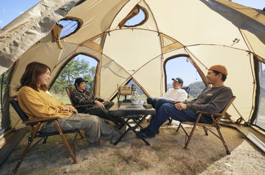 WAQドームテント内で過ごす男女4人