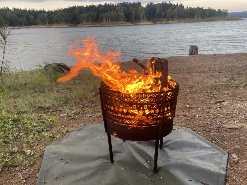 湖畔で焚き火鑑賞