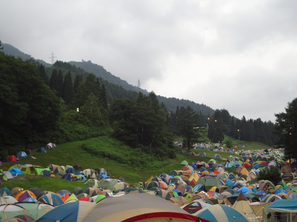 山のキャンプサイトに並ぶテント