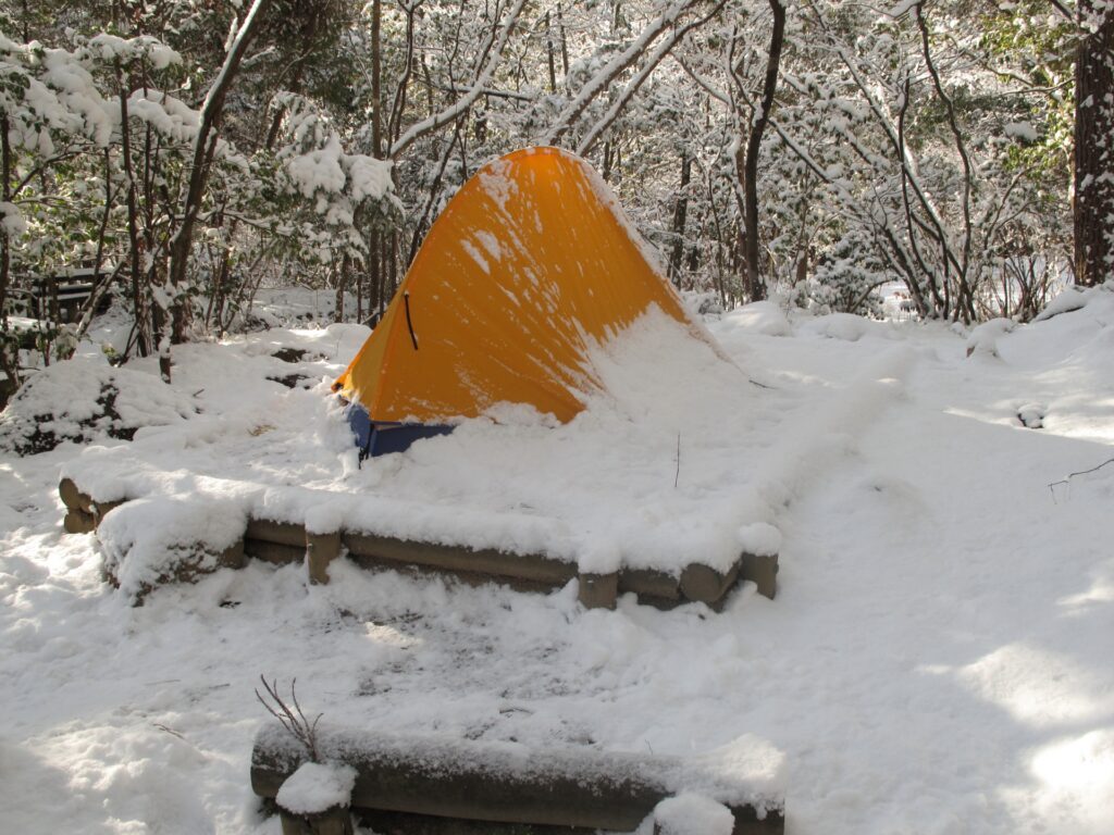 雪に埋もれるテント