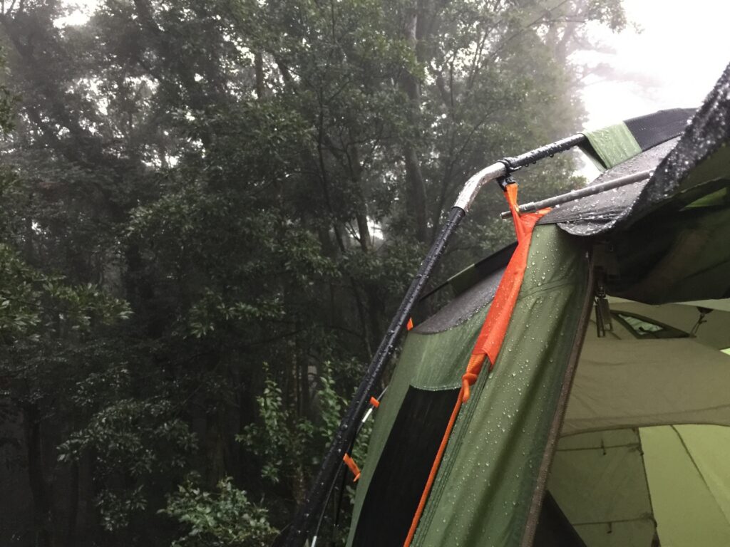 雨がかかったテント