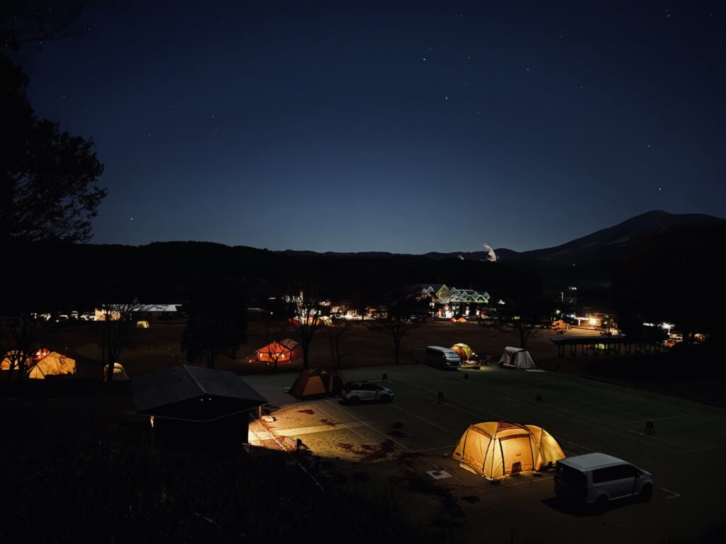夜のキャンプ場 灯りのついたテント