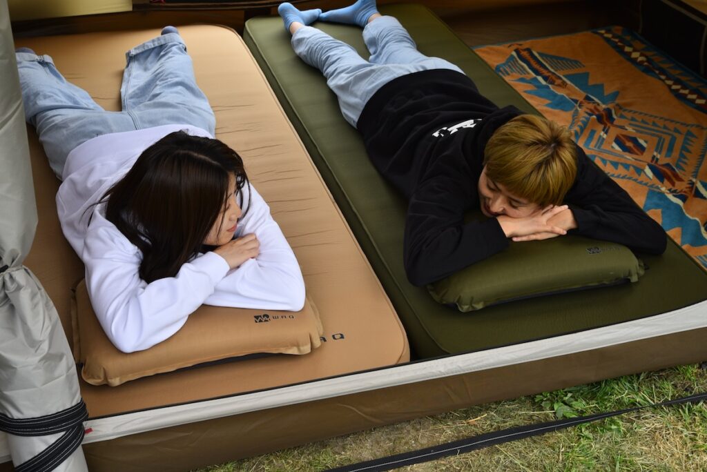 インフレータブルマットに寝転ぶ女性2人