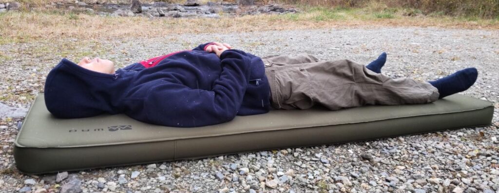 リラクシングキャンプマット10cmの上で横向きに寝る男性
