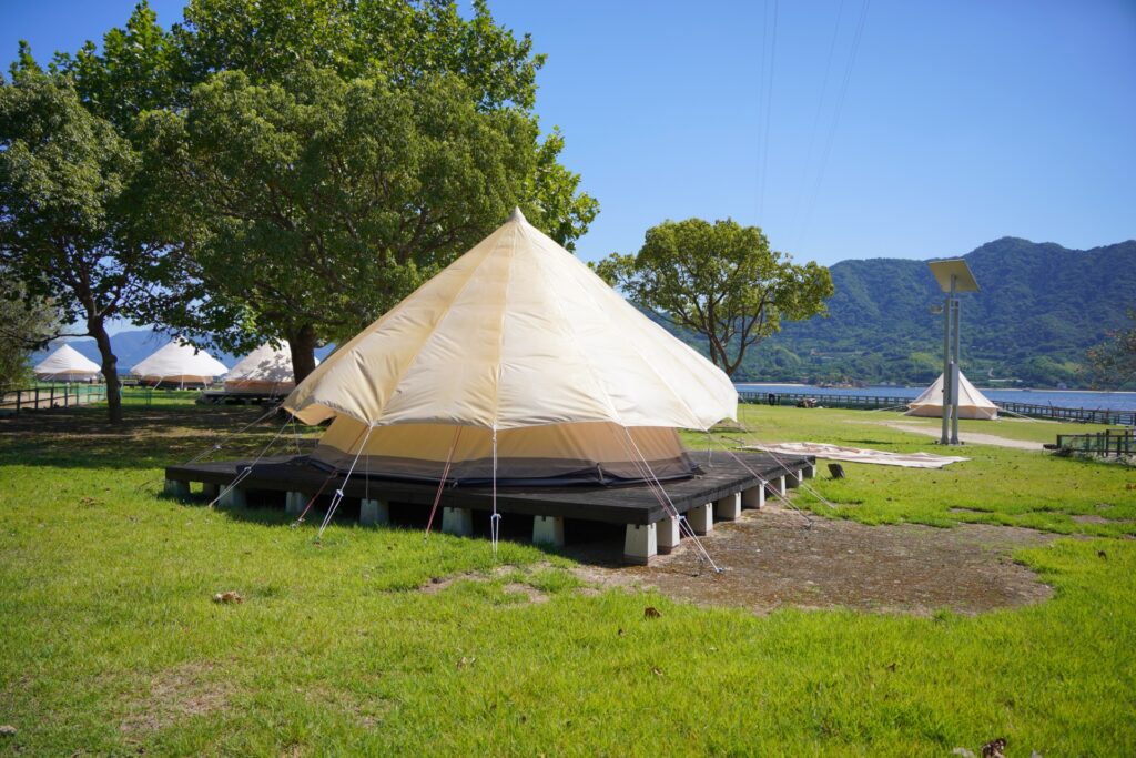 グランピング施設のテント