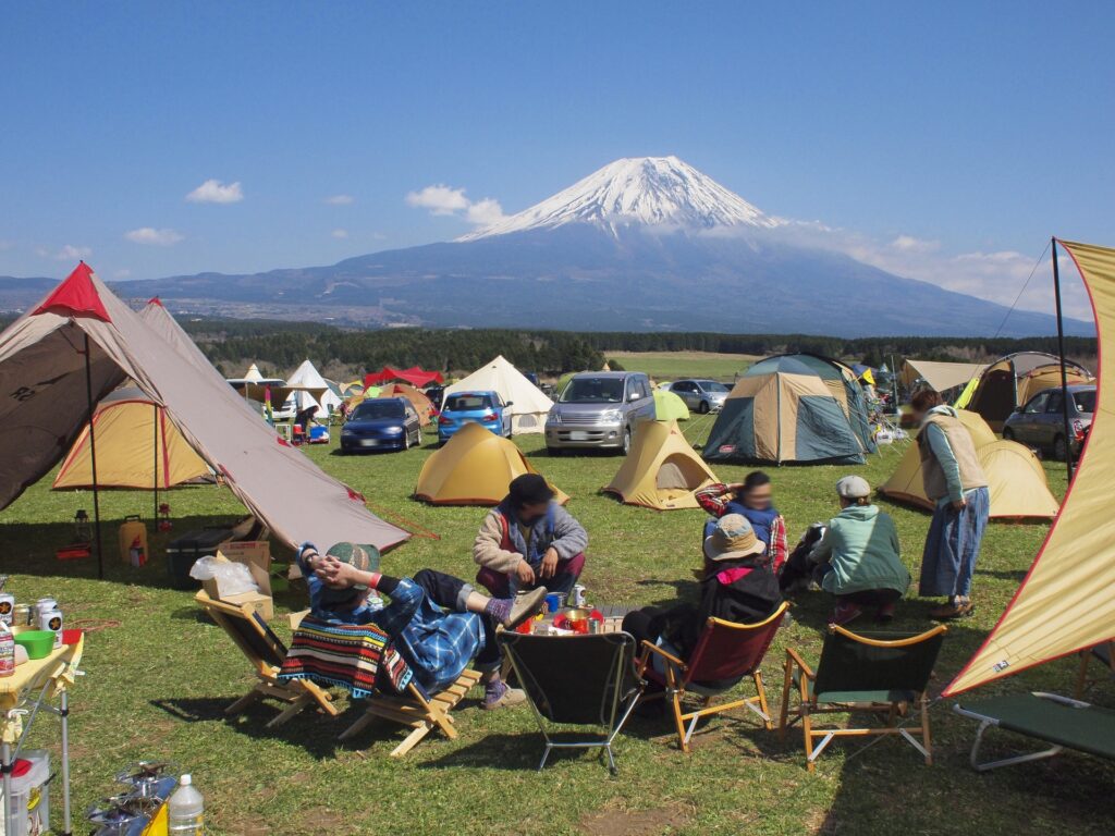 テントがたくさん立ち並ぶキャンプ場