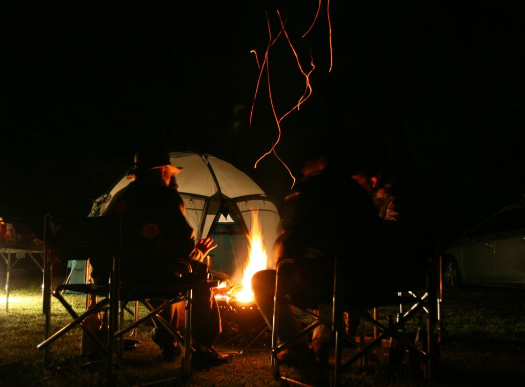 キャンプで焚き火をする人
