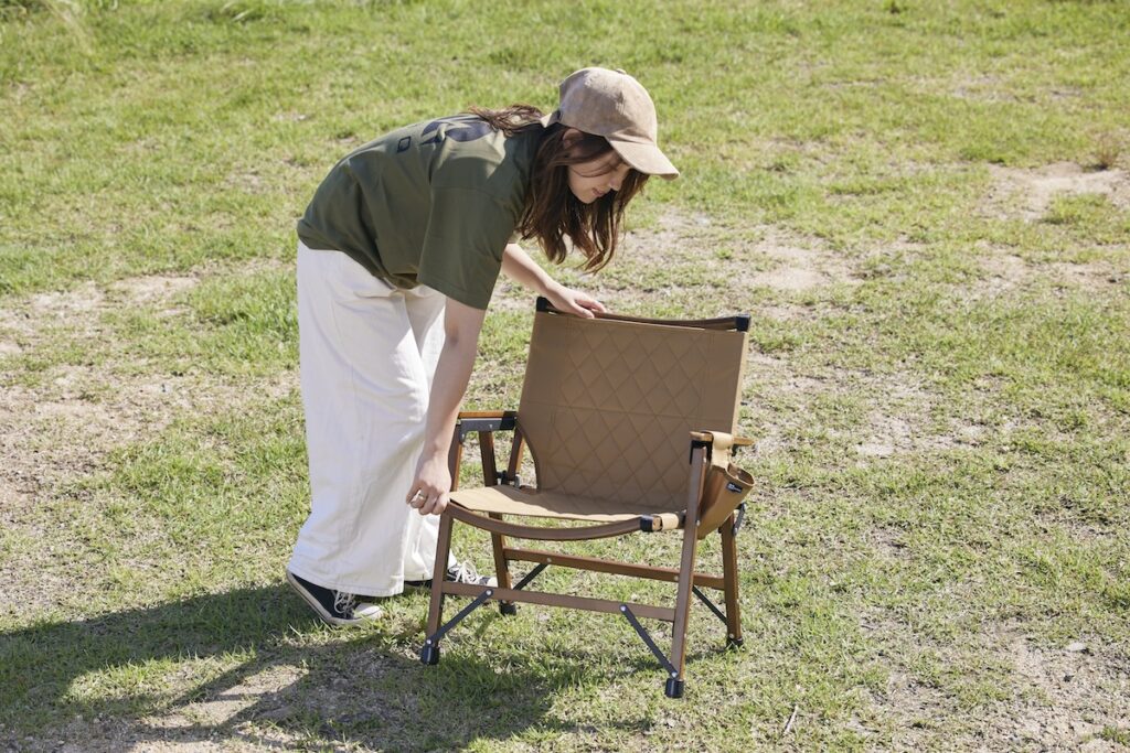WAQ Folding Wood Chairを設置する女性