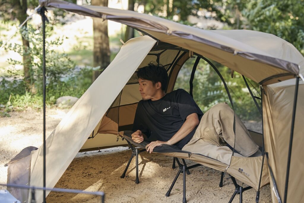 WAQ ASTRA CT 2WAYコット専用テントで横になる男性