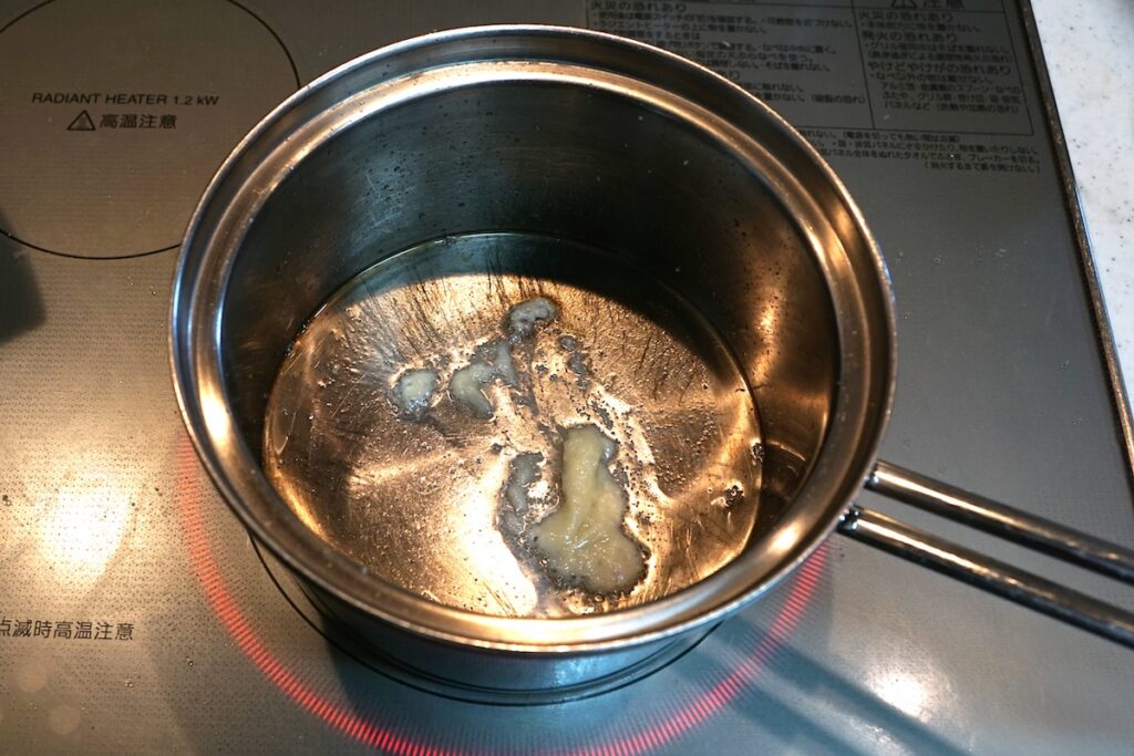 鍋でニンニクを炒める