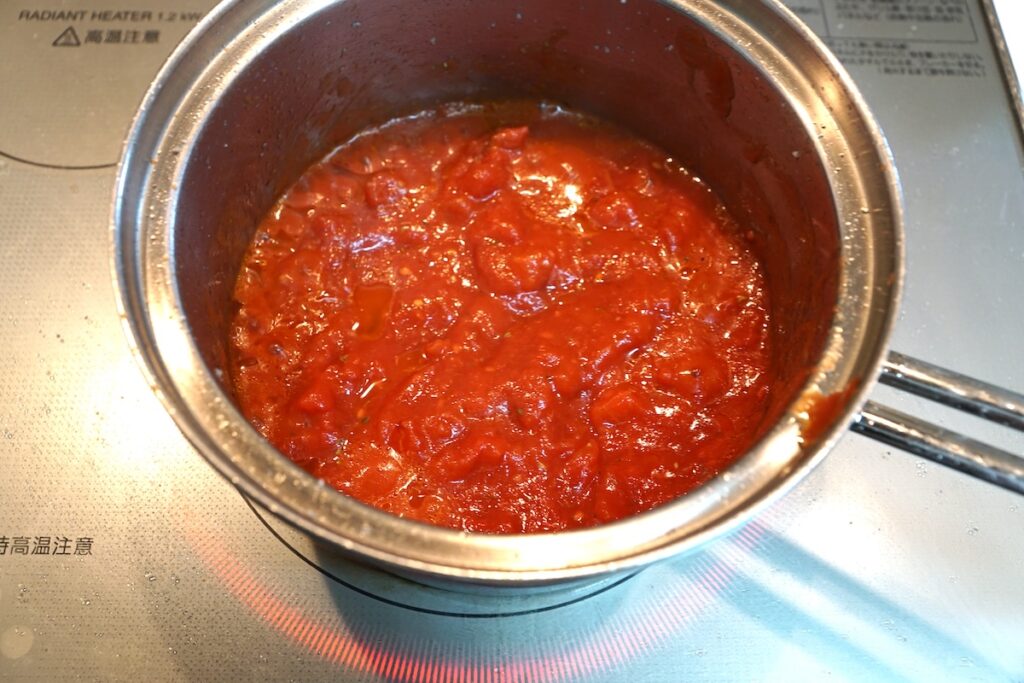 鍋で煮込むトマトソース
