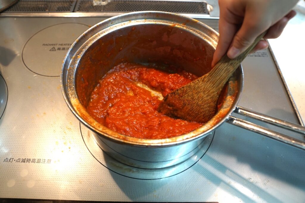 トマトソースを入れた鍋