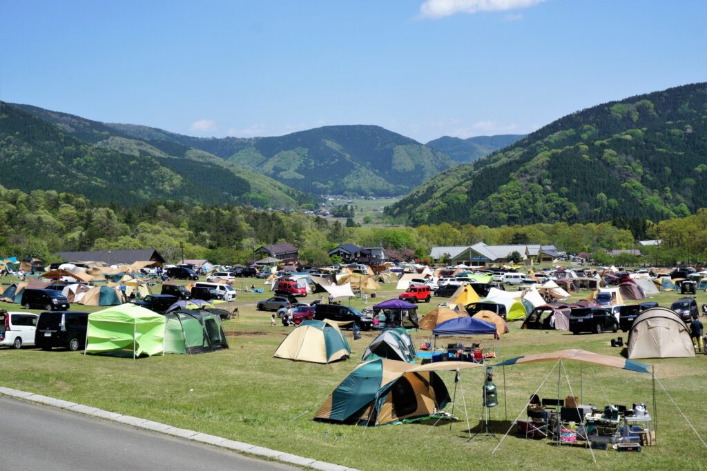 混み合うキャンプ場