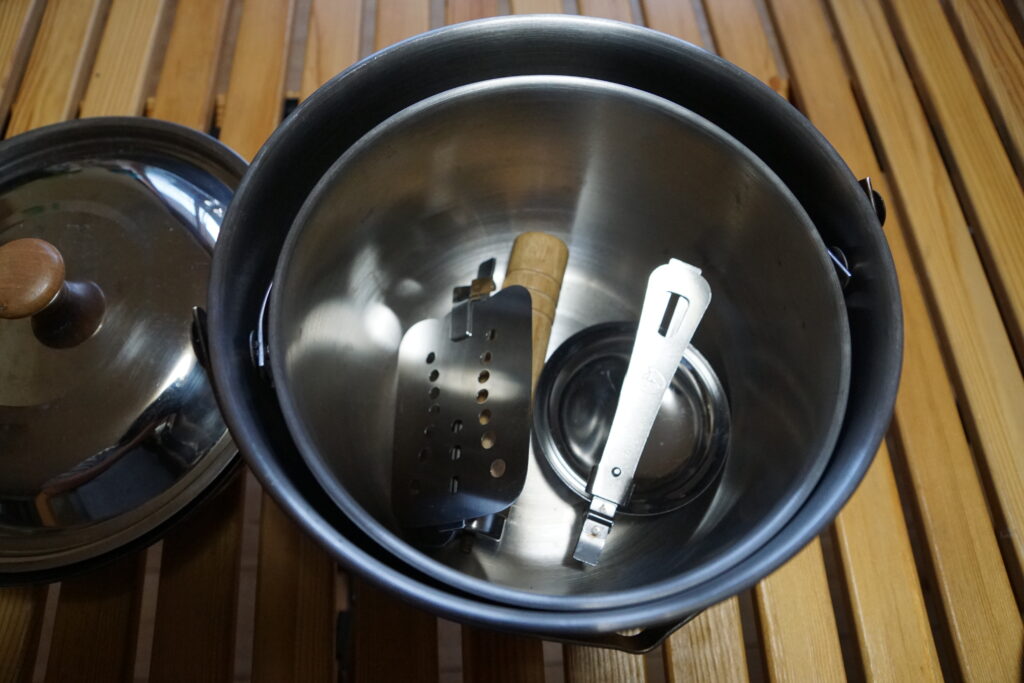 カトラリーを入れてスタッキング収納したアウトドア食器