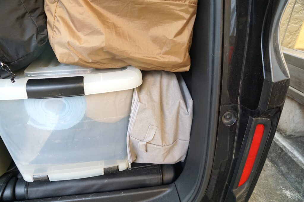 ソフト収納ケースを荷室の隙間に押し込んだ様子