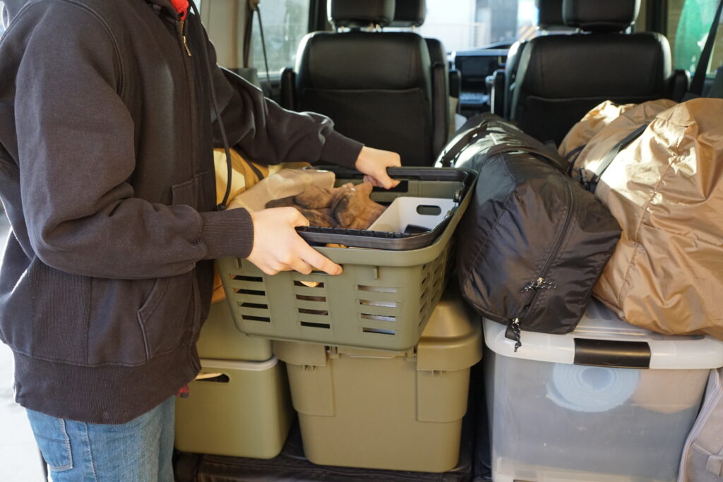 荷室に荷物を積みこむ男性
