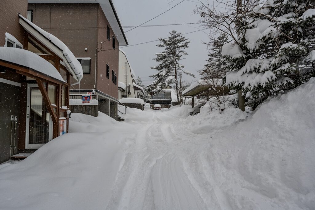 雪の積もった住宅街