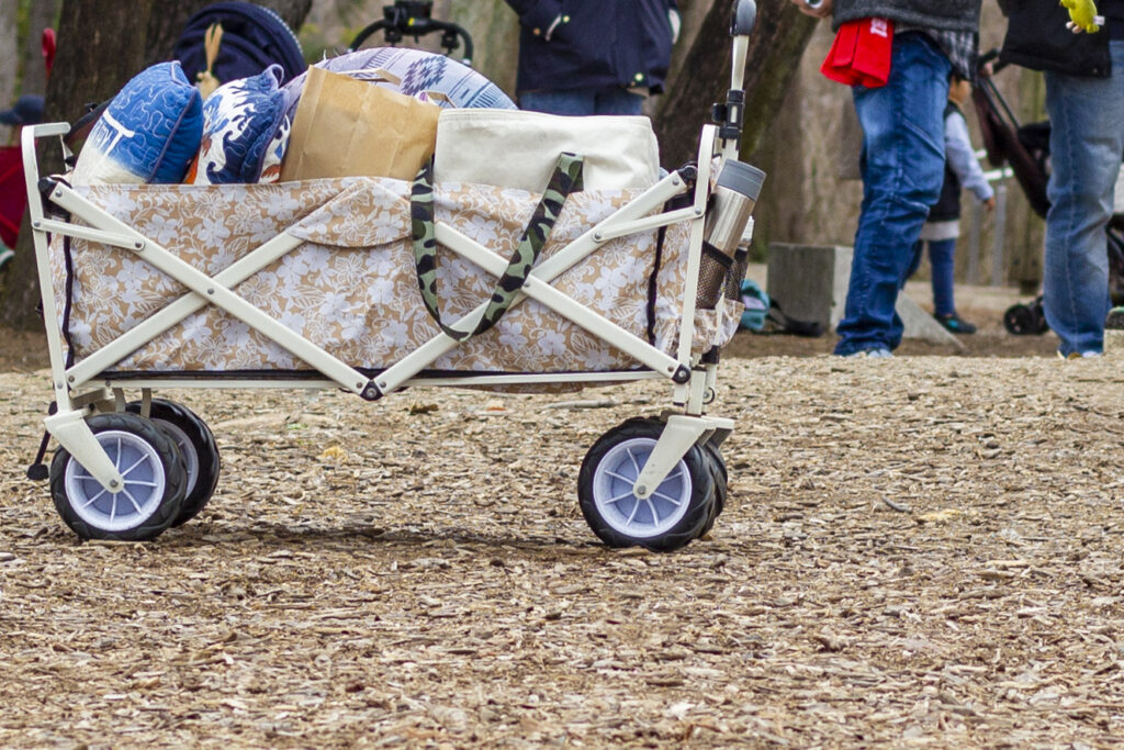 荷物を載せたアウトドアワゴン