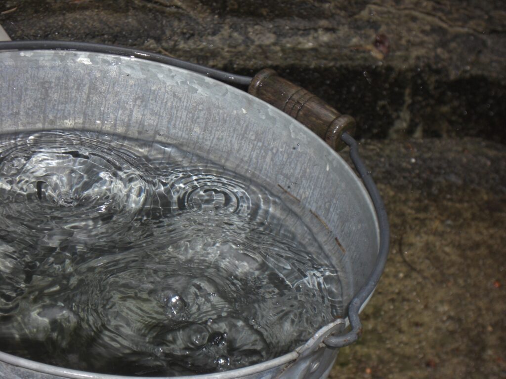 水を張ったバケツ